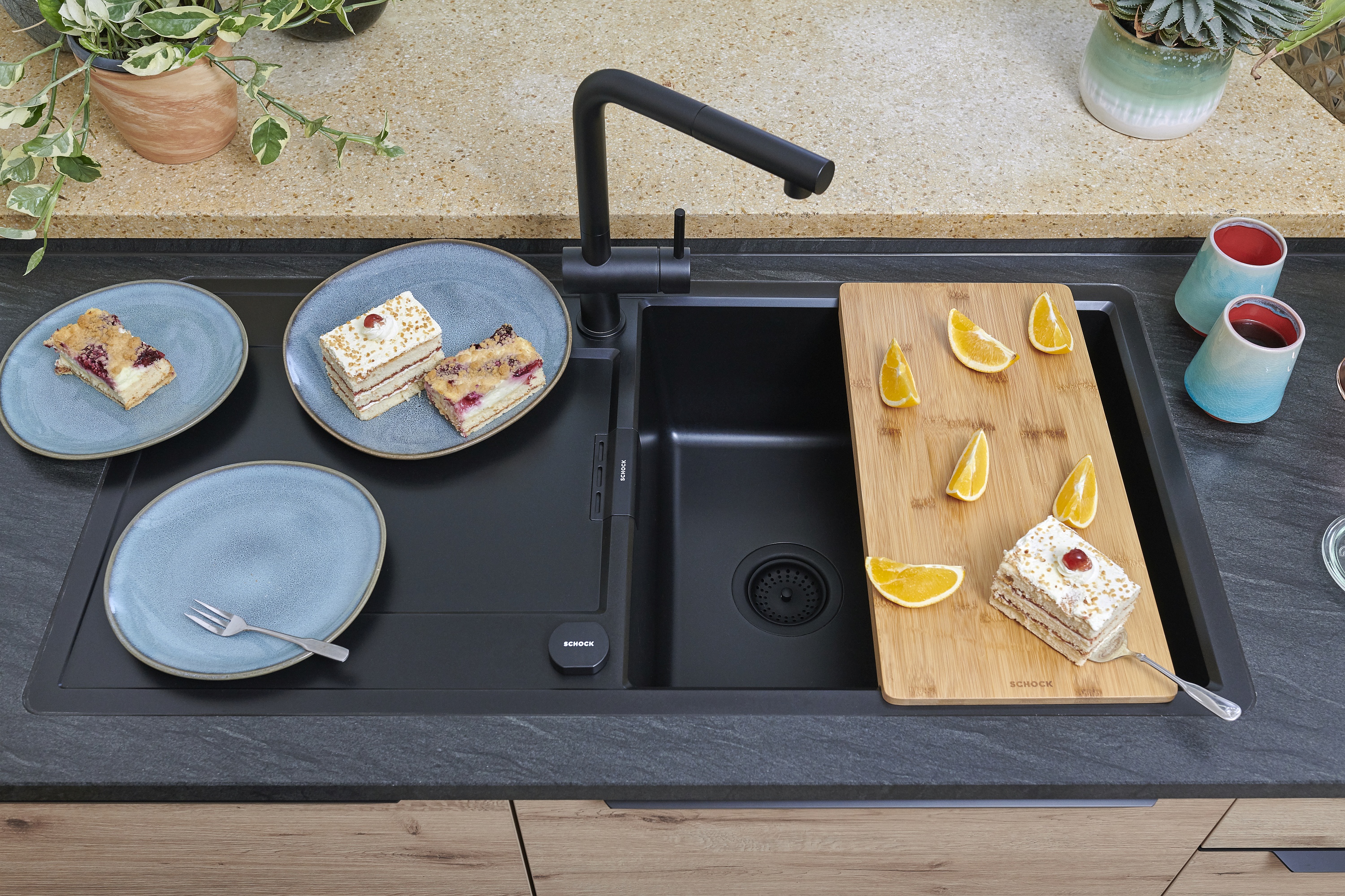 schwarze rechtwinklige Armatur an schwarzer Schockspüle mattschwarz