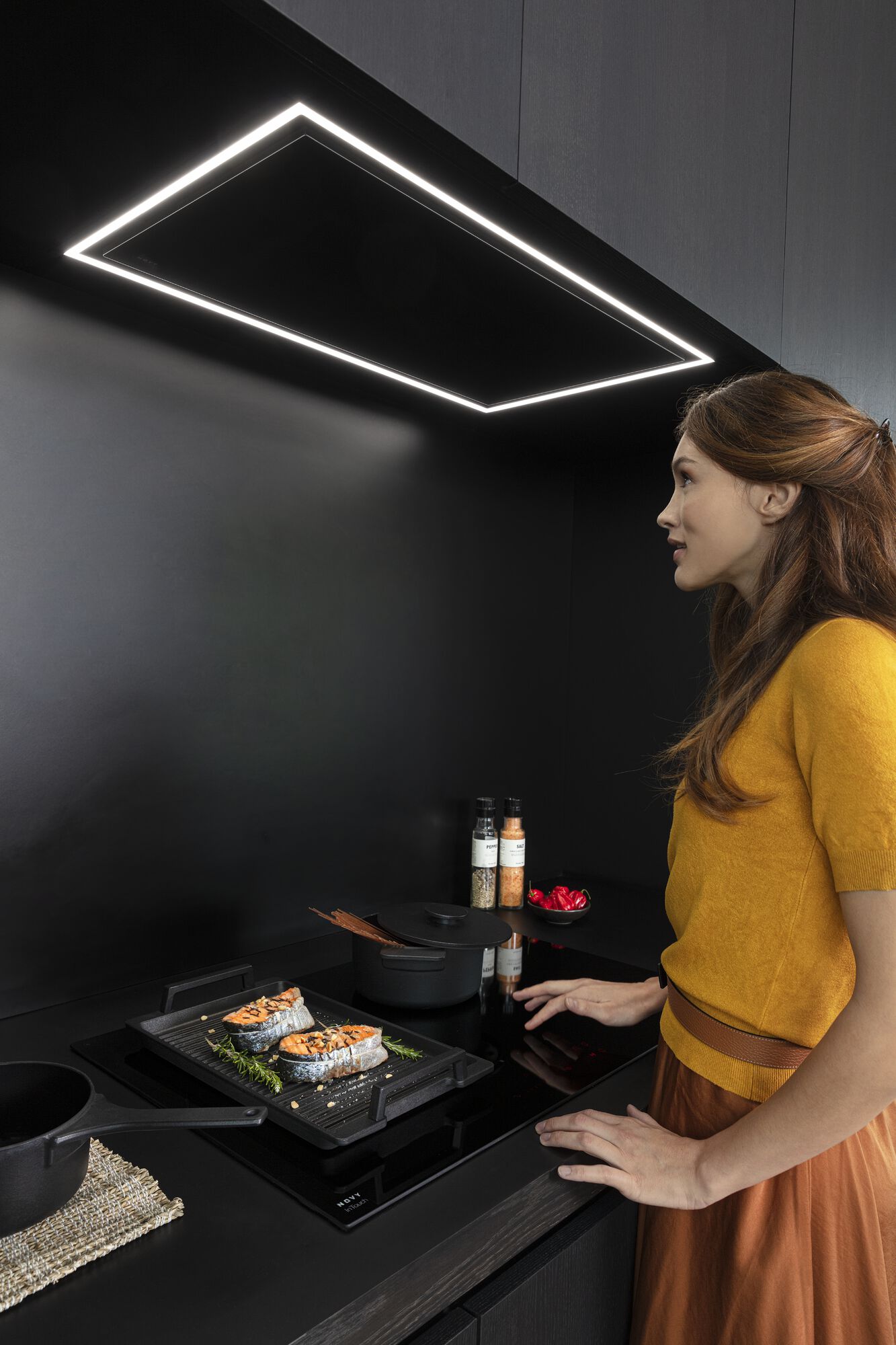 NOVY Unterbauhaube mit Frau