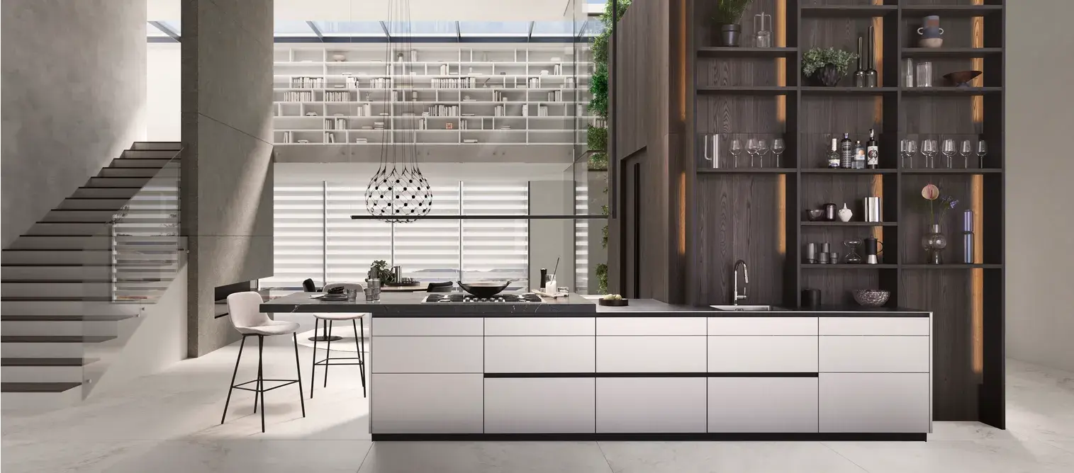 Große Kücheninsel in weiß grifflos mit Regalelementen aus dunklem Holz.