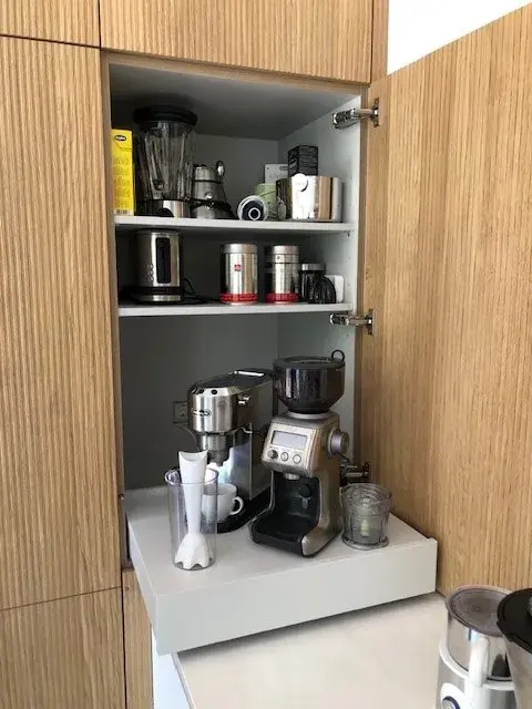 Küche in Rerik 2 Schrank in Holzoptik, geöffnet mit Küchengerät auf Auszugstablar