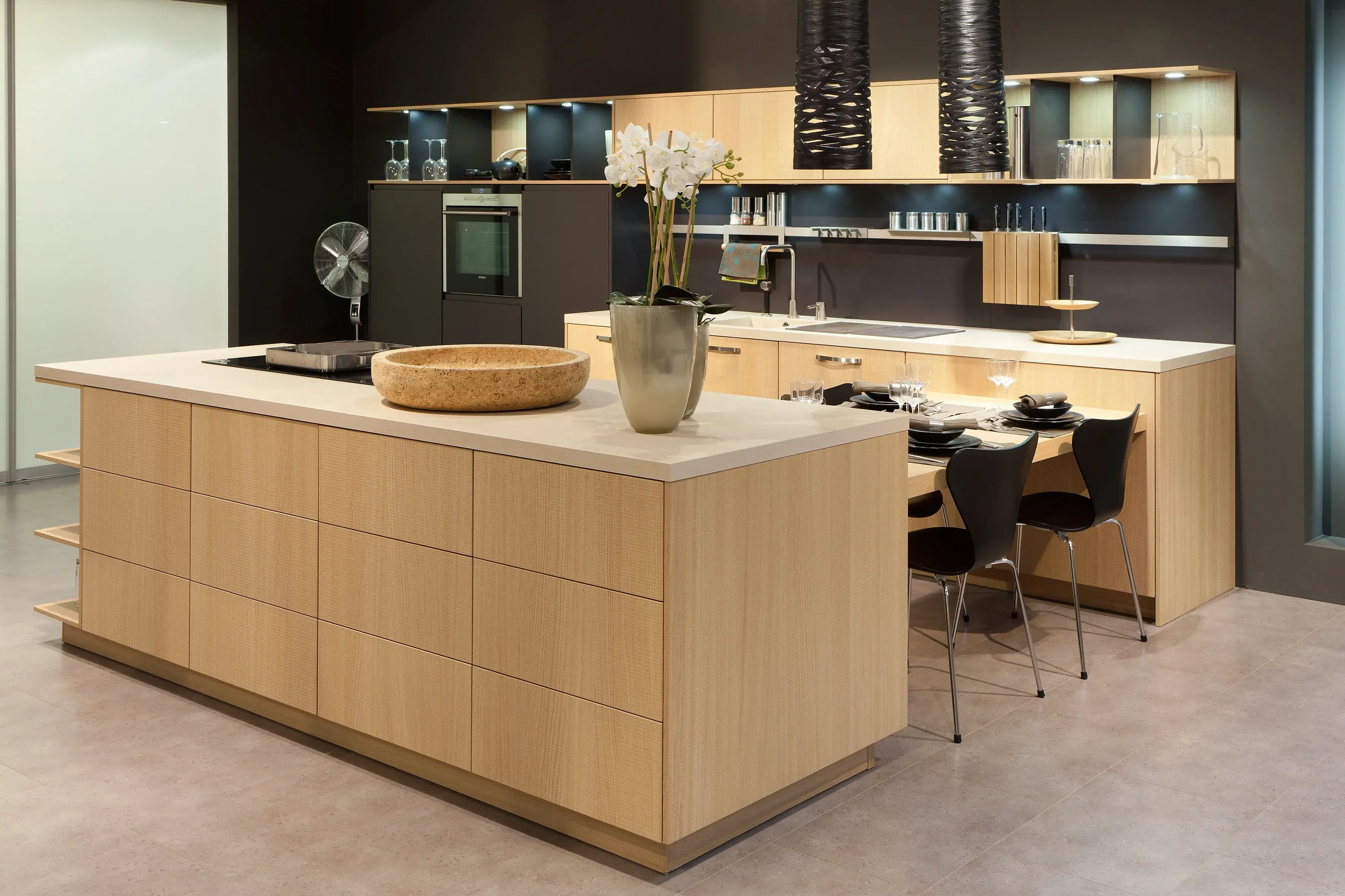 Unterschränke und Kücheninsel im Holzdekor.