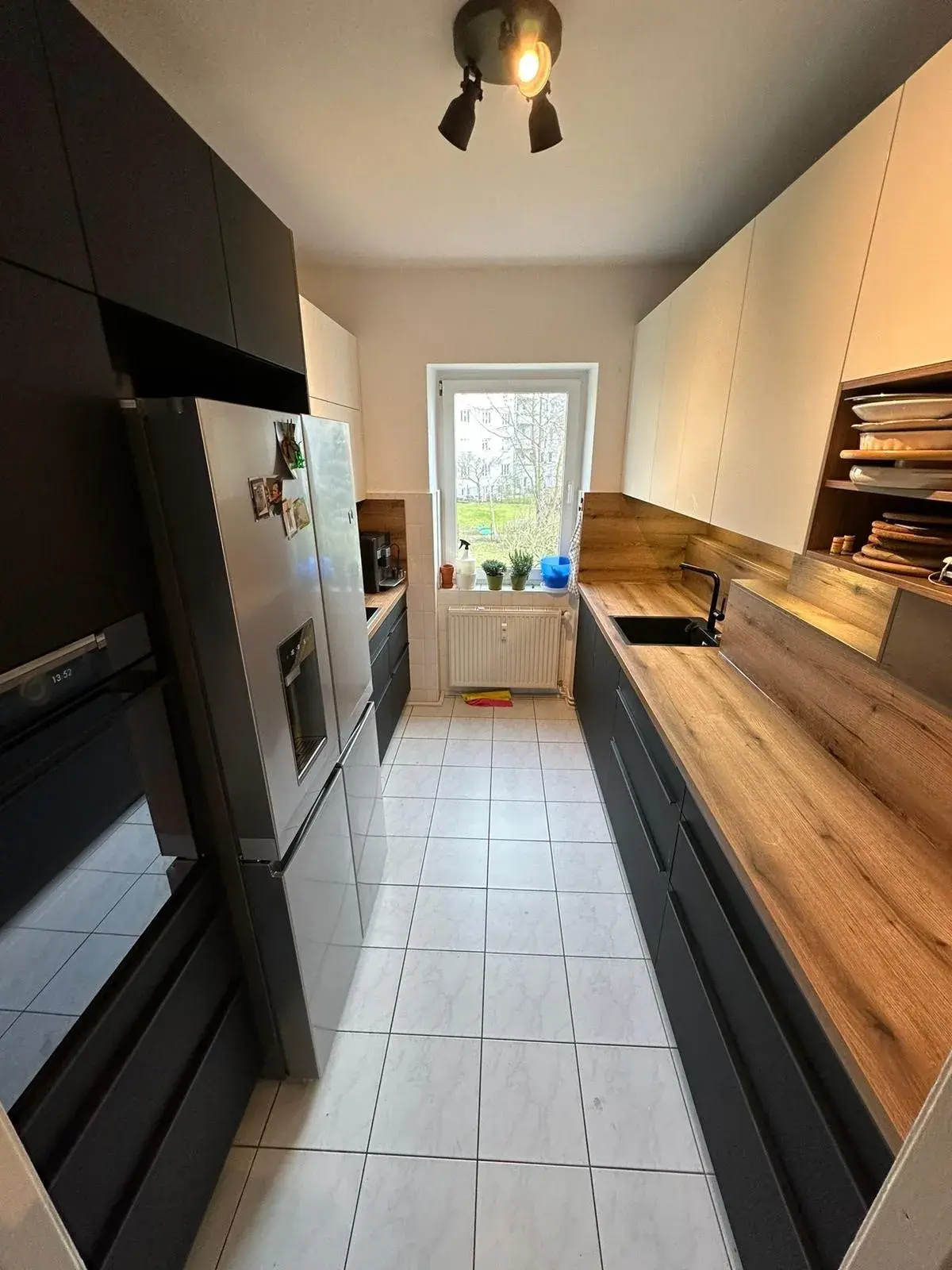 Küche Rostocker KTV 4 Küche mit zwei Zeilen in schwarz und Hängeschränken in weiß