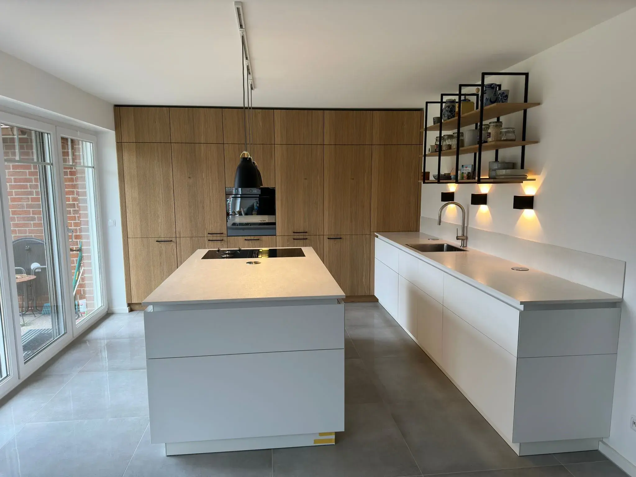 Küche in Rerik 5 Kücheninsel und Zeile in weiß + Hochschränke in Holz