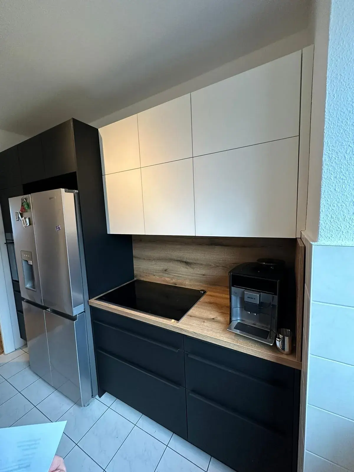 Küche Rostocker KTV 2 Unterschränke in Schwarz, Hängeschränke in weiß und Side by Side