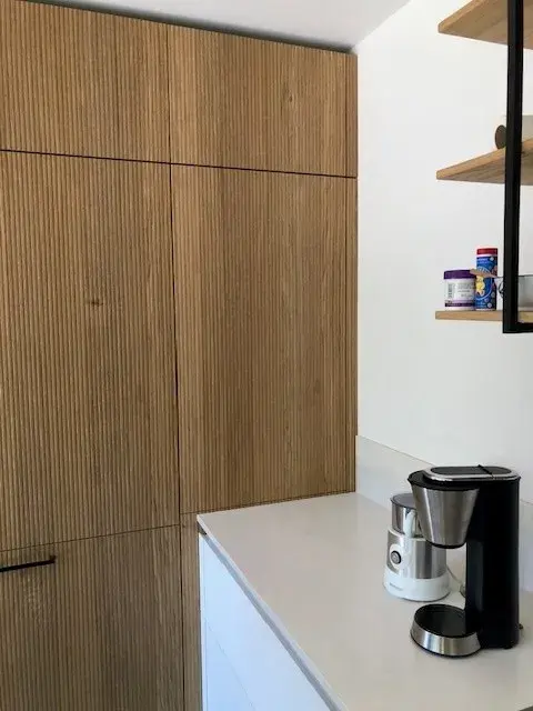 Küche in Rerik 1 Hochschränke in Holz Rillenoptik