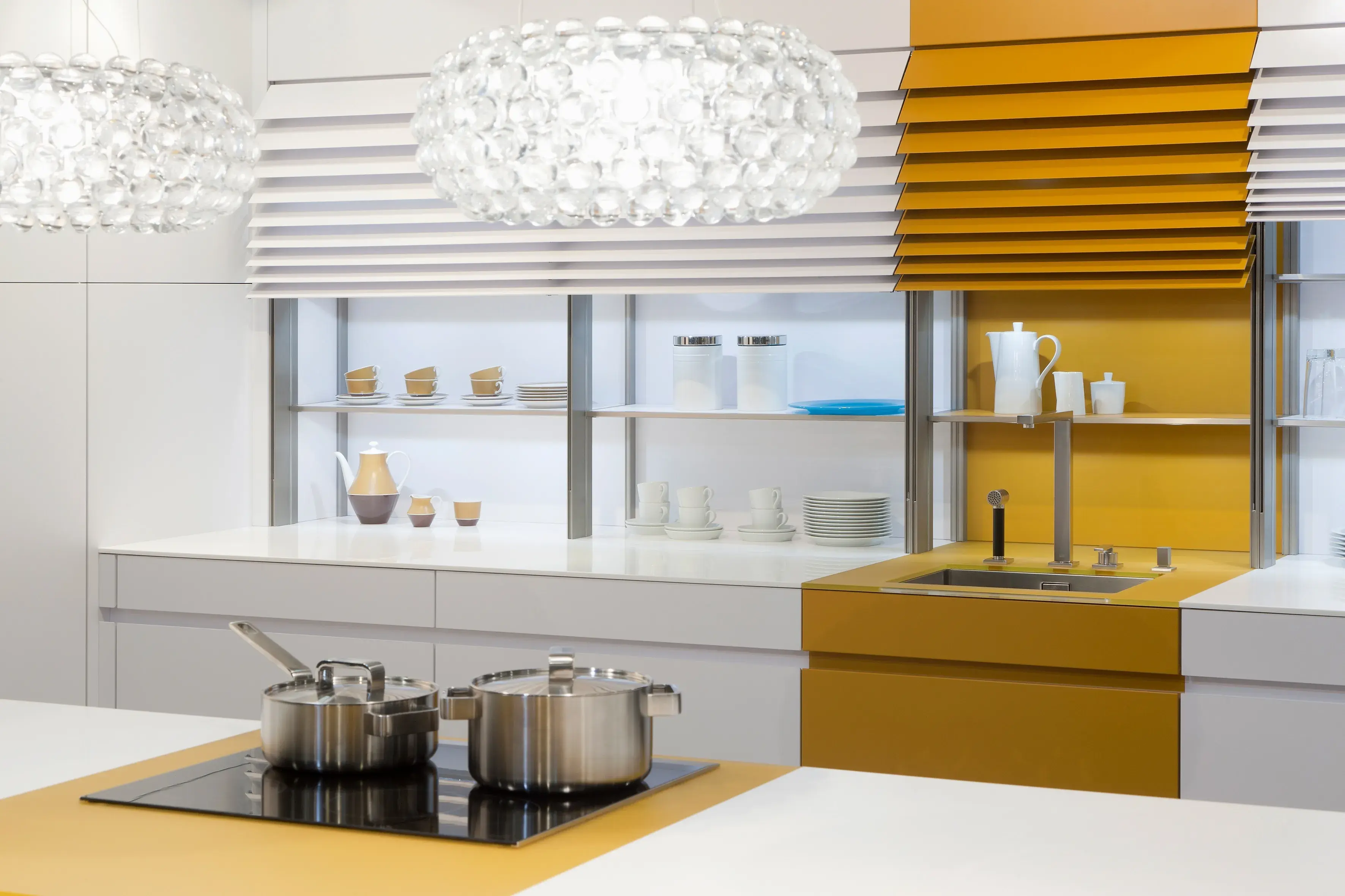 Küchenzeile in weiß grifflos mit einem Akzent in Orange.