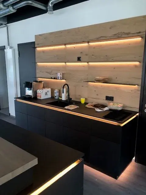 Sportstudio 2 Küchenzeile in schwarz mit Spüle und Holzrückwand