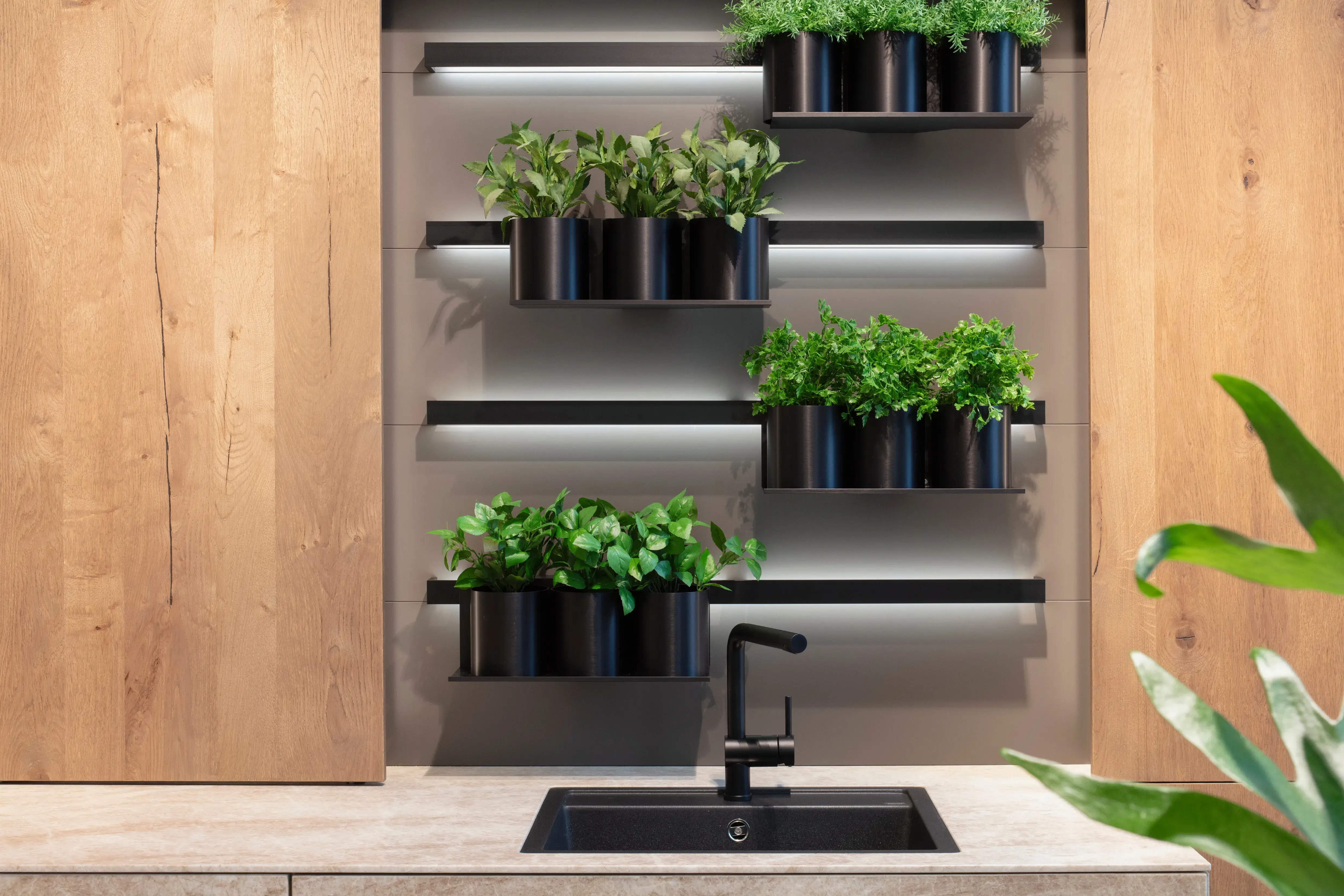 LEICHT Manhattan-Madero Natursteinfront, Regale mit Schiebetüren