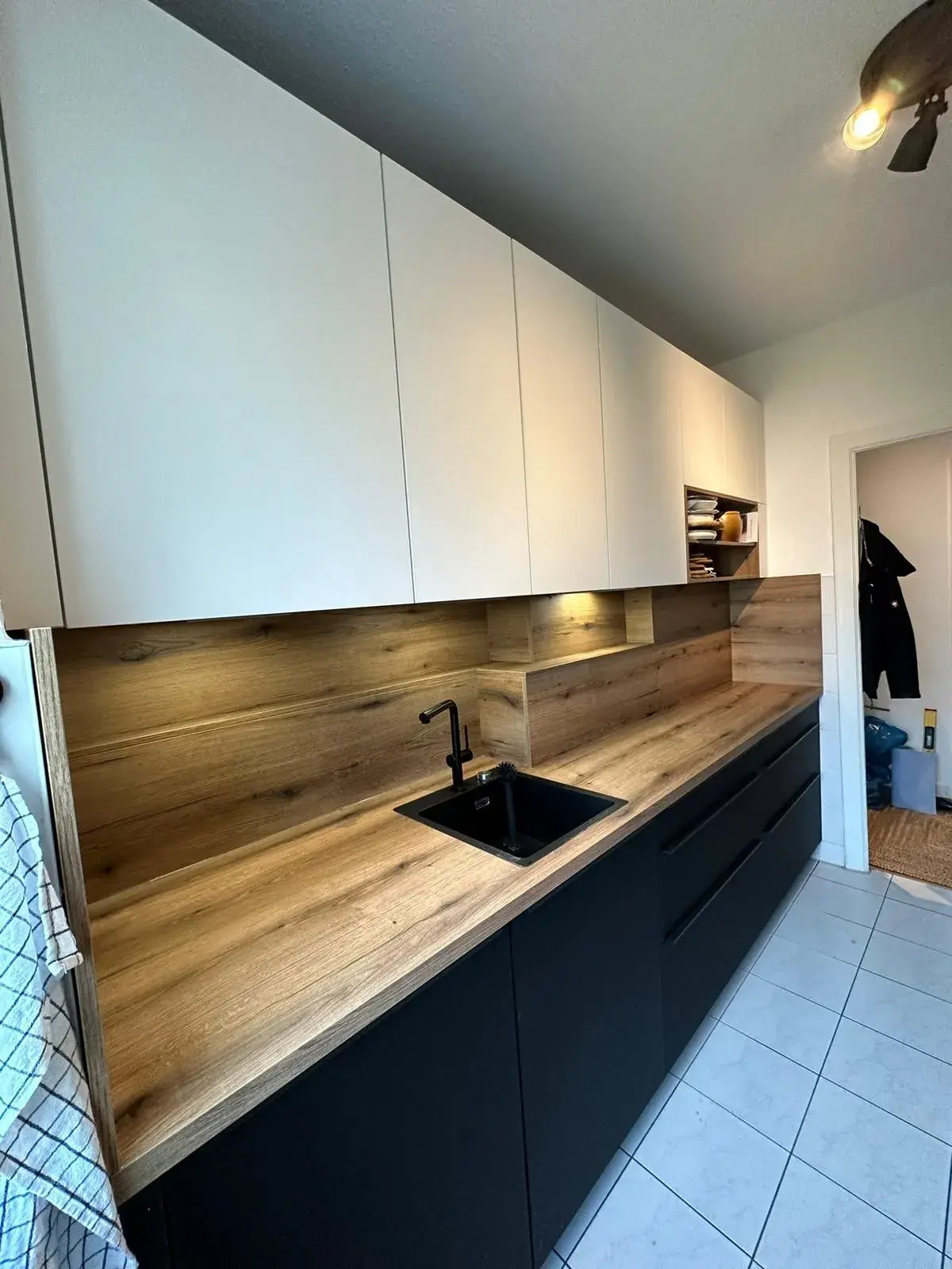 Küche Rostocker KTV 3 Hängeschränke in weiß, Arbeitsplatte und Rückwand in Holzoptik