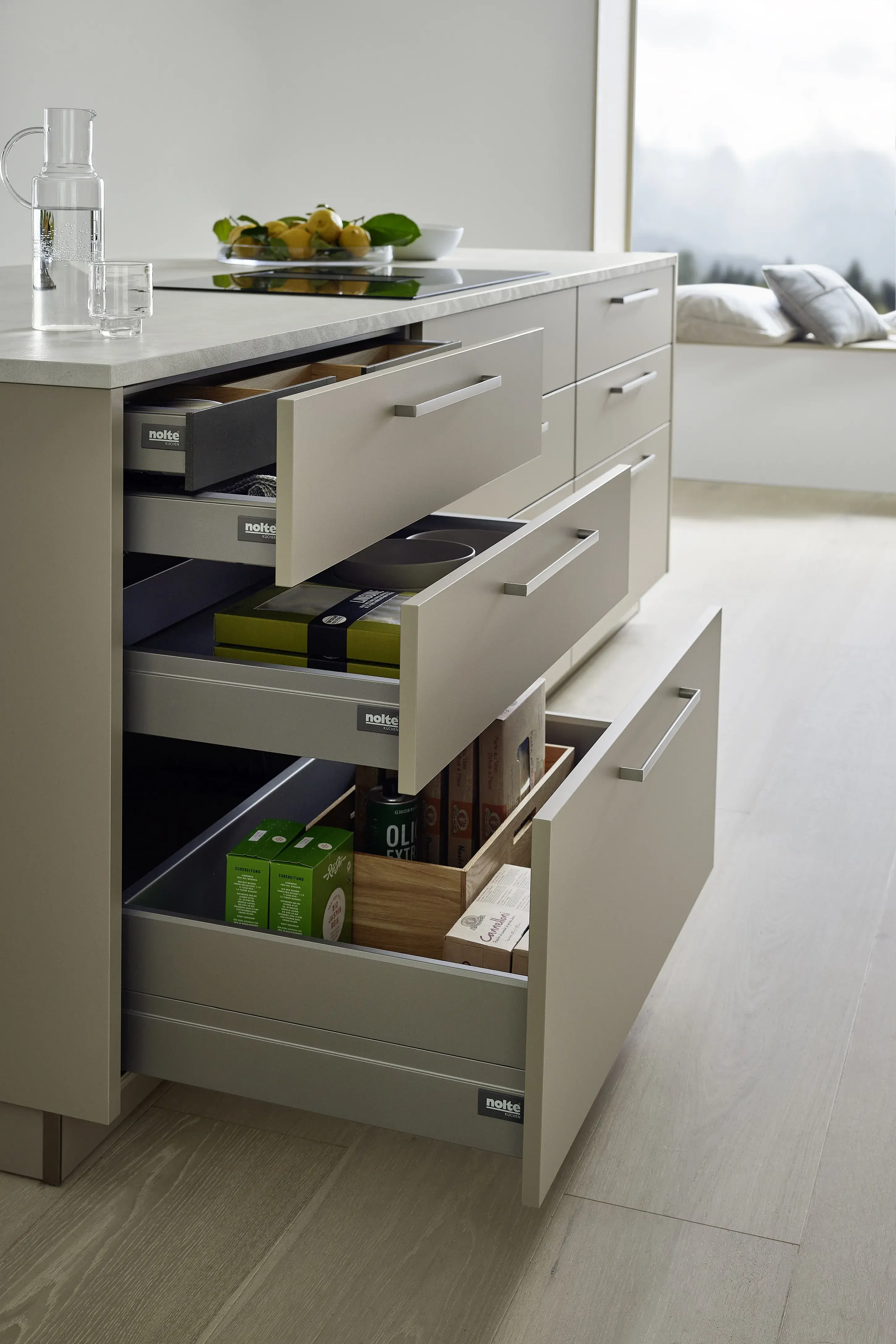 Nolte Unterschrank mit mehreren geöffneten Auszügen